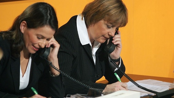 Anne Will und Angela Merkel bei einer Spendengala 2005 für die Tsunami-Opfer in Asien © dpa/picture-alliance Foto: Soeren Stache