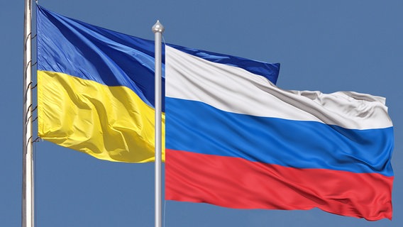 Eine ukrainische und eine russische Flagge wehen (Bildmontage). © Fotolia Foto: fimg, Olga Kovalenk