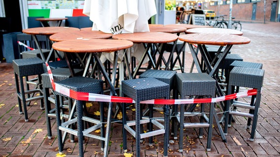 Tische und Stühle stehen vor einer Pizzeria auf der Lister Meile, die derzeit nur Speisen zum Mitnehmen anbieten kann. Bund und Länder haben einen Teil-Lockdown beschlossen. Restaurants, Bars und Kneipen müssen geschlossen bleiben. (Bild: picture alliance/dpa | Hauke-Christian Dittrich) © picture alliance/dpa | Hauke-Christian Dittrich Foto: Hauke-Christian Dittrich