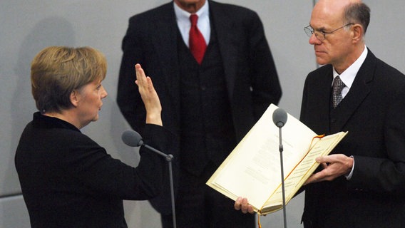 Vereidigung von Angela Merkel zur Bundeskanzlerin 2005, mit Bundestagspräsident Norbert Lammert © picture alliance / dpa Foto: Peter Kneffel