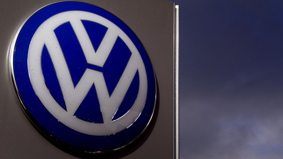 Logo des VW-Konzerns an einer Verkaufsvertretung in Ashford, Kent. ©  picture alliance / empics Foto: Gareth Fuller