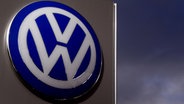 Logo des VW-Konzerns an einer Verkaufsvertretung in Ashford, Kent. ©  picture alliance / empics Foto: Gareth Fuller