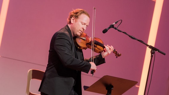 Der südafrikanische Geiger Daniel Hope bei einem Konzert auf der Bühne. © picture alliance/Rolf Vennenbernd/dpa 