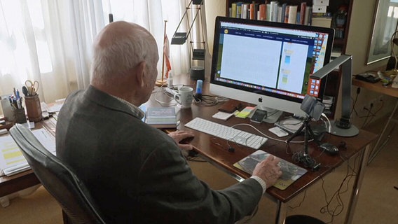 Michael Limburg vor seinem Computer in seinem Arbeitszimmer © NDR.de 