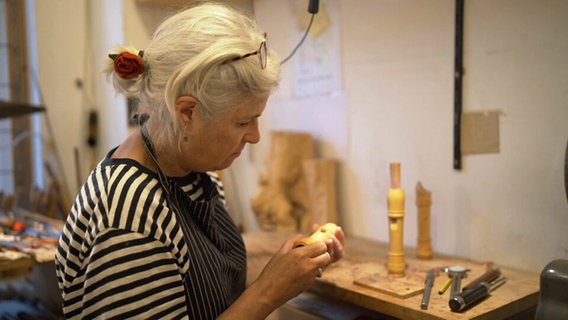 Blockflötenbauerin Magret Löbner am Arbeitsplatz © NDR.de 