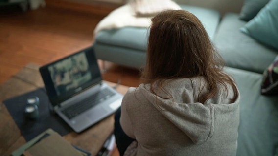 Frau sitzt vor einem Laptop auf dem Sofa © NDR.de 