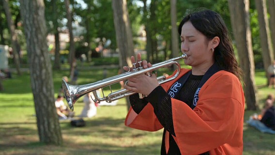 Junge Frau spielt Trompete © NDR.de 