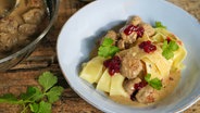 Pasta mit Köttbullar auf einem Teller serviert © NDR Foto: Florian Kruck