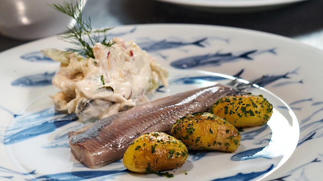 Matjes nach Hausfrauenart mit gebratenen neuen Kartoffeln | NDR.de ...