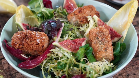 Salat mit Tofu-Nuggets und Feigen auf einem Teller angerichtet © NDR Foto: Florian Kruck