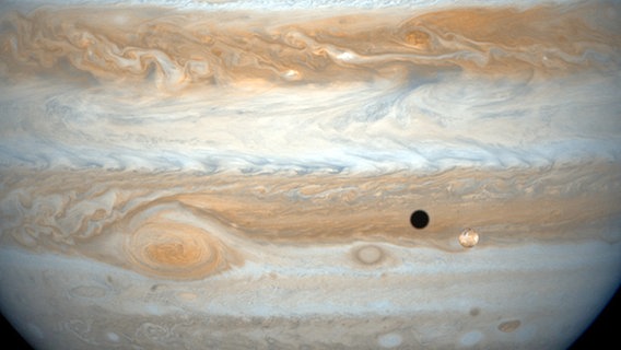 Der Jupitermond Io ist als schwarzer Punkt vor dem Riesenplanet zu erkennen. © NASA/JPL/University of Arizona 