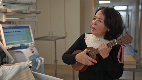 Frau spielt auf einer Ukulele auf der Intensivstation © NDR.de 