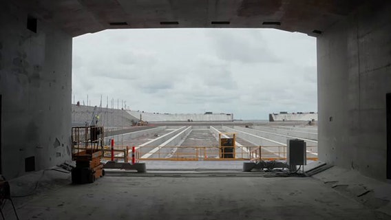 Blick aus einem Tunnel auf eine Baustelle © NDR.de 