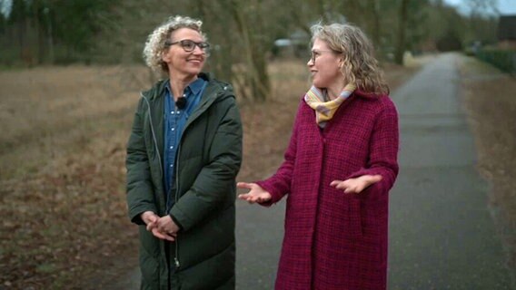 Julia Westlake und Martina Behm gehen einen Feldweg entlang © NDR 