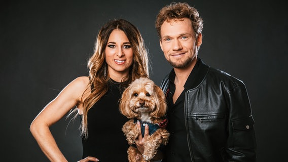 Thommy Ten und Amelie van Tass zusammen mit dem Hund Mr. Koni Hundini © Matthias Köstler Foto: Matthias Köstler