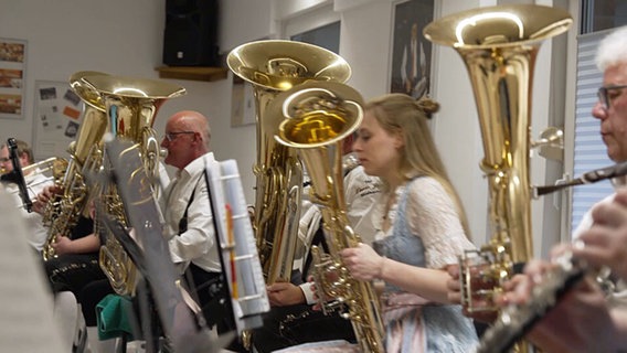 Ensemble-Mitgleider bei der Probe © NDR.de 