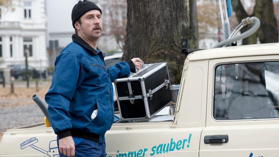 Tatortreiniger Heiko Schotte (Bjarne Mädel) auf dem Weg zur Arbeit. © NDR/Thorsten Jander 