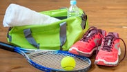 Sportschuhe, Tennisschläger und Ball liegen bereit. © colourbox Foto: Labunskiy K.