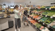 Ernährungs-Doc geht mit Vater und Sohn durch die Gemüse-Abteilung eines Supermarkts. © NDR Foto: Moritz Schwarz/Oliver Zydek