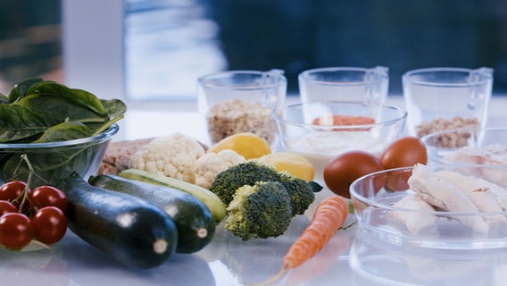 Auf einem Tisch liegen leicht verdauliche, nahrhafte Lebensmittel wie Hähnchenfleisch, Zucchini, Tomaten, Blumenkohl, Brokkoliröschen, ein Schälchen Naturjoghurt. © NDR Foto: Moritz Schwarz/Oliver Zydek