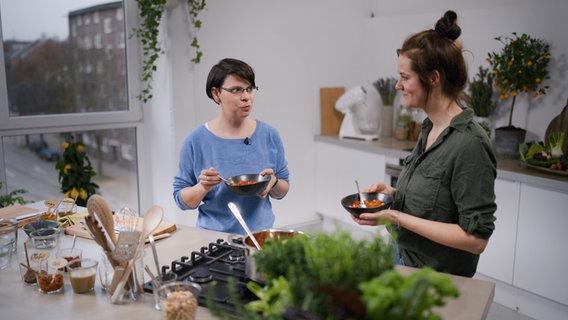 Koch-Influencerin Mia zeigt Tanja W. in der Küche ein schnelles Kichererbsen-Curry. © NDR Foto: Oliver Zydek/Moritz Schwarz