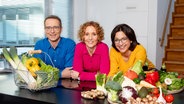 Die Ernährungs-Docs: Dr. Silja Schäfer, Dr. Matthias Riedl und Dr. Viola Andresen © NDR Foto: Claudia Timmann