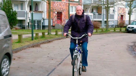 Tilo Koch auf dem Weg zur Arbeit. Seit die Benzinpreise sich erhöht haben, fährt der Familienvater nur noch Fahrrad. © NDR/Populärfilm 
