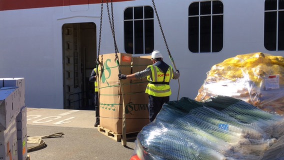 Das Gemüse für die MS Europa wurde heute früh um vier Uhr frisch vom Großmarkt an den Schiffsausrüster geliefert und kurz darauf an die Pier gebracht. © NDR/Seelmannfilm 