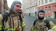 André Nickel und Alexander Neu im Feuerwehreinsatz. © NDR/Mathias Schulze 