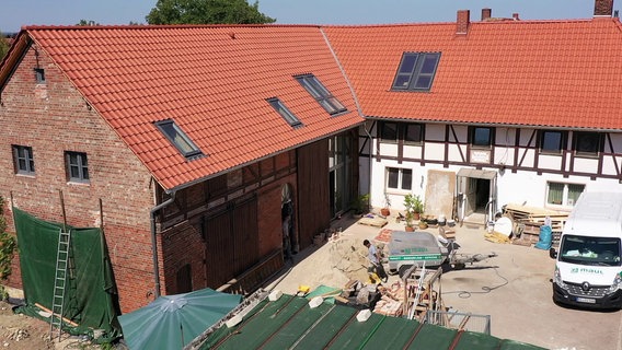 Die ehemalige Schmiede in Abbenrode wird das neue Wohnhaus von Annika und Sascha Manzeck. © NDR/Reinhard Bettauer 