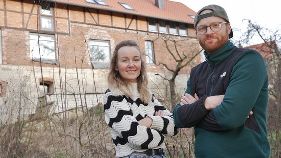 Annika und Sascha Manzeck bauen eine ehemalige Schmiede für sich und ihre Kinder um. © NDR/Reinhard Bettauer 