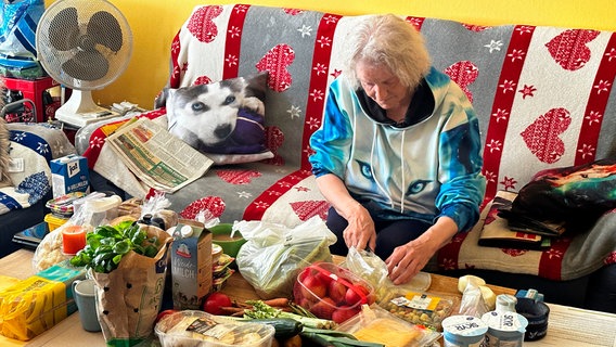 Von der Bremer Tafel holt Louise Brackland einmal pro Woche Lebensmittel - daraus kocht sie dann Gerichte und friert sie ein. © NDR/LEMON8 