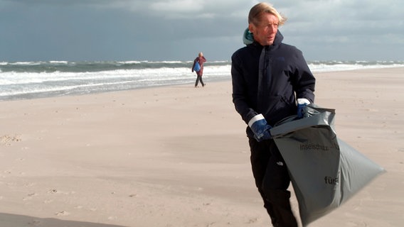 Seit fast 40 Jahren entsorgt Jürgen Sperling den Westerländer Strand vom Müll, den Urlauber tagsüber aber vor © NDR/Jumpmedientv 