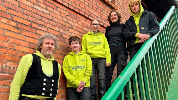 Zimmerer Eric Janssen und die jungen Denkmalschützer beim Bau einer Treppe in einem denkmalgeschützten Haus in Lübeck © NDR/Joker Pictures 