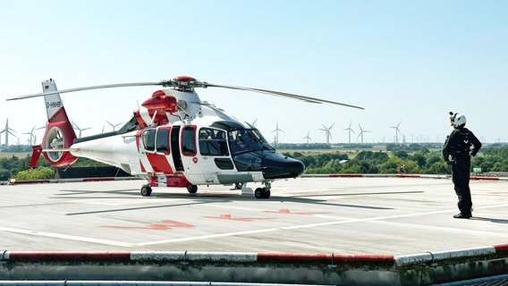 Landung auf dem Heli-Deck des Krankenhauses: Gerade wurde der Kapitän eines Frachtschiffes hierher gebracht - mit Verdacht auf einen Herzinfarkt. © NDR/LEMON8 