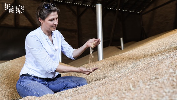 In ihrem Lager in Kissenbrück muss Landwirtin Franziska Bennecke dafür sorgen, dass sich keine Schädlinge vermehren oder ihr Weizen anfängt zu schimmeln. © NDR/Filmblick 