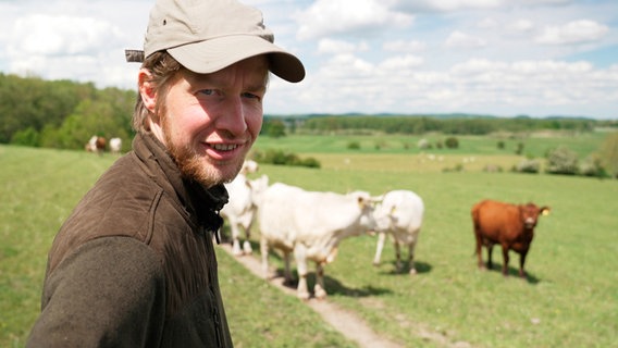 Thomas Peitz beim Umtreiben der Mutterkuh-Herde auf eine neue Weide. © NDR/Populärfilm 