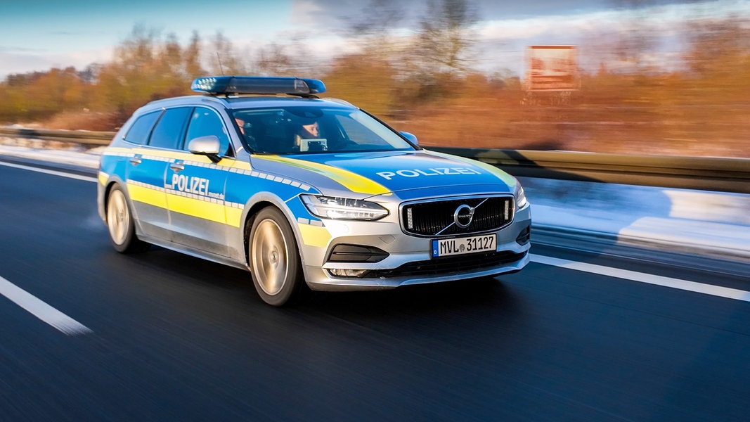 A20: Unbekannter wirft Steine von Autobahnbrücke bei Rostock