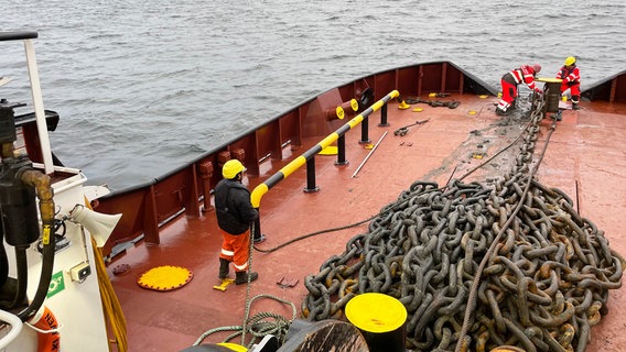 Ankerbergung ist ein Knochenjob für die Crew der „Wulf 9“: 35 Tonnen wiegen Anker und Kette © NDR 