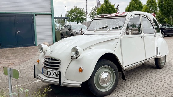 Ansgar Olberdings „Schatz“: sein weißer Citroën 2CV. © NDR 