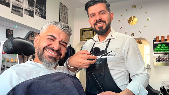 Abdulhalim Burulday und Yusuf Burulday - Besitzer Barbershop Salon Delal in Kiel-Gaarden. © NDR 