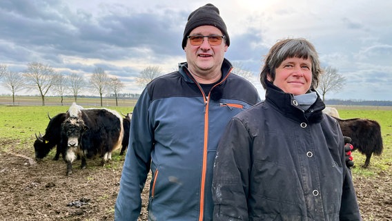 Jens und Susanne Olvermann züchten Yaks. © NDR/Nora Stoewer 