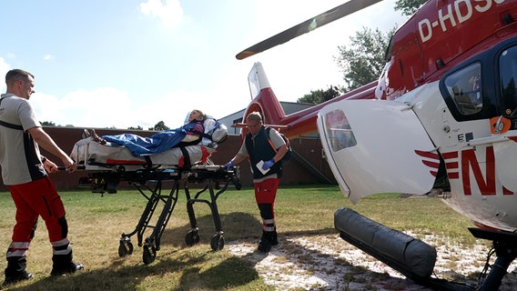 Der Ambulanz-Hubschrauber ist in Wittmund angekommen – hier wird die Patientin weiterbehandelt. © NDR/Thorsten Schöntaube 