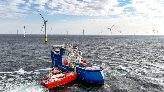 Das Offshore-Service-Schiff ist zusammen mit einem kleineren Crew-Transport-Schiff im Nordsee-Windpark unterwegs, um Servicetechnikerinnen und -techniker samt Werkzeugen und Ersatzteilen zu den Windkraftanlagen zu bringen. © NDR/TVN FACTUAL ENTERTAINMENT 