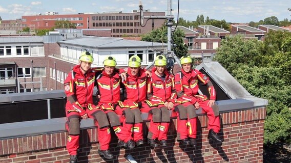 Andres Röder und seine Kollegen der 1. Wachabteilung auf dem Turm ihrer Wache in Barmbek. © NDR/TV News Kontor 