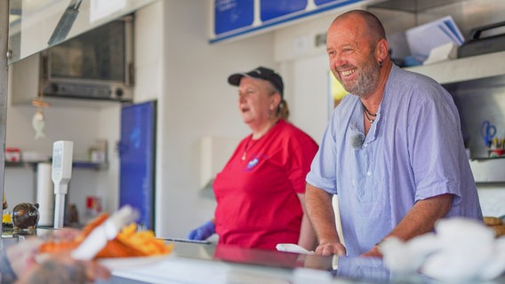 Sieben Tage die Woche ist Michael Schiller in seinem Imbiss am Hafen zu finden, um Touristen und Einheimische satt zu machen. © NDR/Lars Tolis/Bilderbuch Productions GmbH 