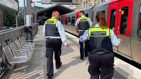 Michael, Berkant und Jenna auf dem Weg, die nächste Bahn der Linie U3 zu kontrollieren. © NDR/cineteam hannover 