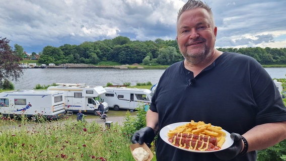 Imbisschef Holger versorgt auch die Camper mit Currywurst. © NDR/Joker Pictures GmbH 