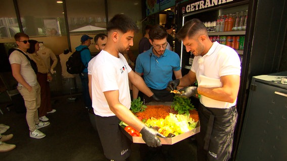 Von einem internationalen Reiseportal wurde der Lister Döner zum siebtbesten Döner-Laden Deutschlands gekürt - in Niedersachsen sind sie damit die Nummer eins. © NDR/Blend Film GmbH 