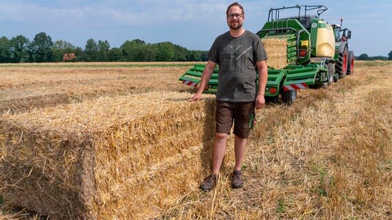 Landwirt Ralf Meyer hofft, dass seine neue Ballenpresse gut läuft! © NDR/Hellwig Film GmbH 